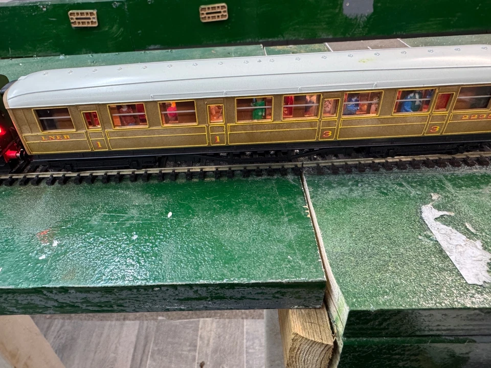 LNER Teak Coaches A set of 3 with lights & passengers seated and standing - Image 2 of 4