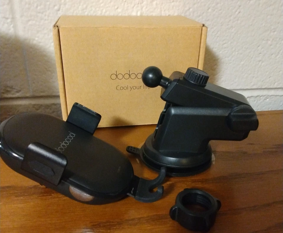 dodocool: 10W Wireless Auto-Clamping Car Charger - Image 2 of 4