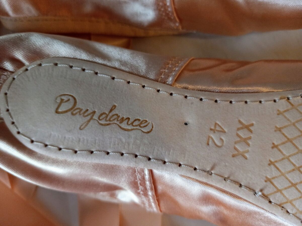 Daydance New Satin Ballet Dance Pointe Toe Shoes XXX 42W Daydance New Satin Ballet Dance Pointe Toe Shoes XXX 42W