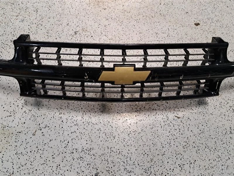 FRONT GRILLE fits CHEVROLET SUBURBAN 2001 - 2006 - Image 3 of 4