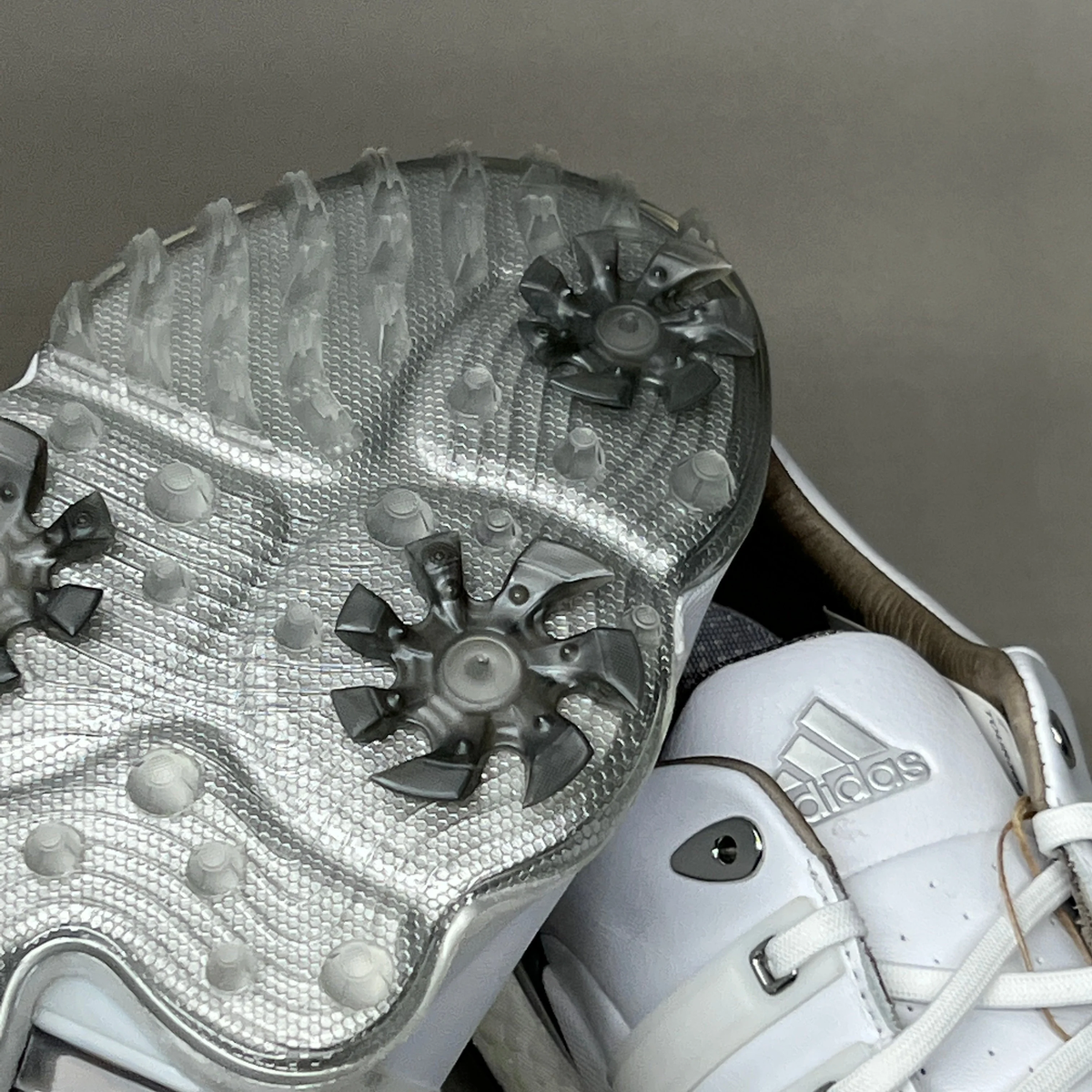 adidas ゴルフシューズ TOUR360 22 GV7245 26.0 白 2022年 アディダス「TOUR 360」は昨年のモデルと何が違うのか？