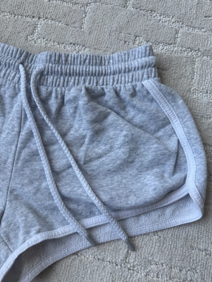 Pantalones Cortos Garage Sweat Mini Cheeky Booty Shorts XS Gris Brezo Claro Foto 4 de 4