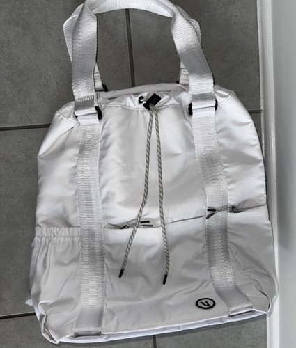 NWT Vuori V1 Convertible White Tote Bag DISCONTINUED - Picture 7 of 10