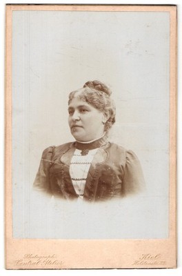 Fotografie Central Atelier, Kiel, Holstenstraße 22, Porträt einer Frau im elega 