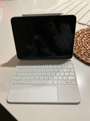Apple iPad Silver Tablet with Magic Keyboard  PERFECT CONDITION 