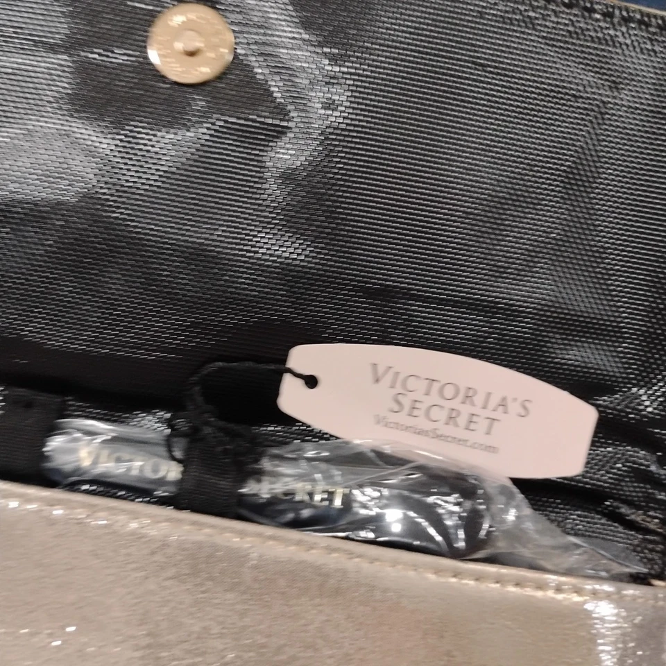 Victoria’s Secret Travel Mini Hermoso Estuche Metálico Dorado para Mini Hierro  Foto 3 de 4