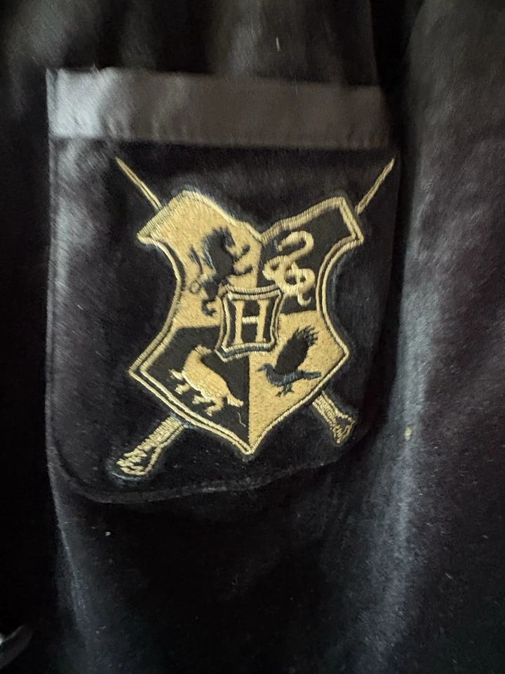 Chaqueta Torrid Harry Potter Hogwarts Talla 3 Se Ajusta XL Terciopelo Negro Juegos con disfraces Fantasía Foto 2 de 4