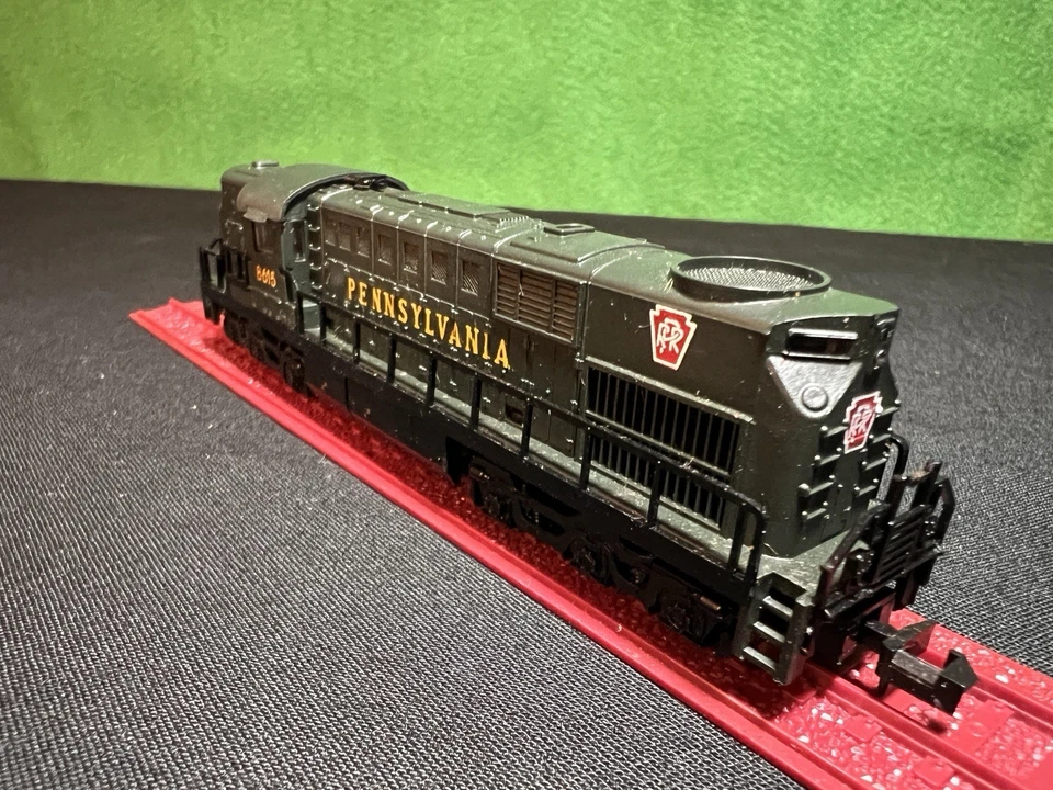 MRC N Gauge Alco RSD-15 PRR 6965-1398 Loco- Pre Owned- Runs See Video - Image 3 of 4