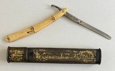 Antico RASOIO a mano libera CON MANICO IN OSSO e con astuccio in metallo.