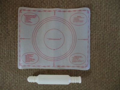 Vintage Tupperware Pastry Pie Baking Mat With Fill & Chill Rolling Pin