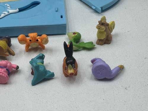 Pokemon Volcano Estuche de Almacenamiento Juego con 20 Mini Figuras Juguete para Niños - Imagen 9 de 22
