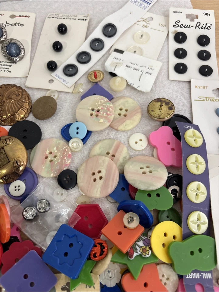 Lot of vintage buttons very Unique (over 1.5 lbs of buttons) - Image 3 of 4