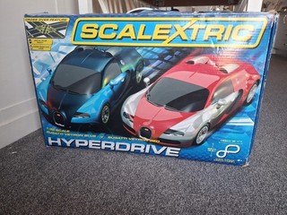 Scalextric Hyperdrive 1:32 Scale Set Red Blue Bugatti Veyron C1322