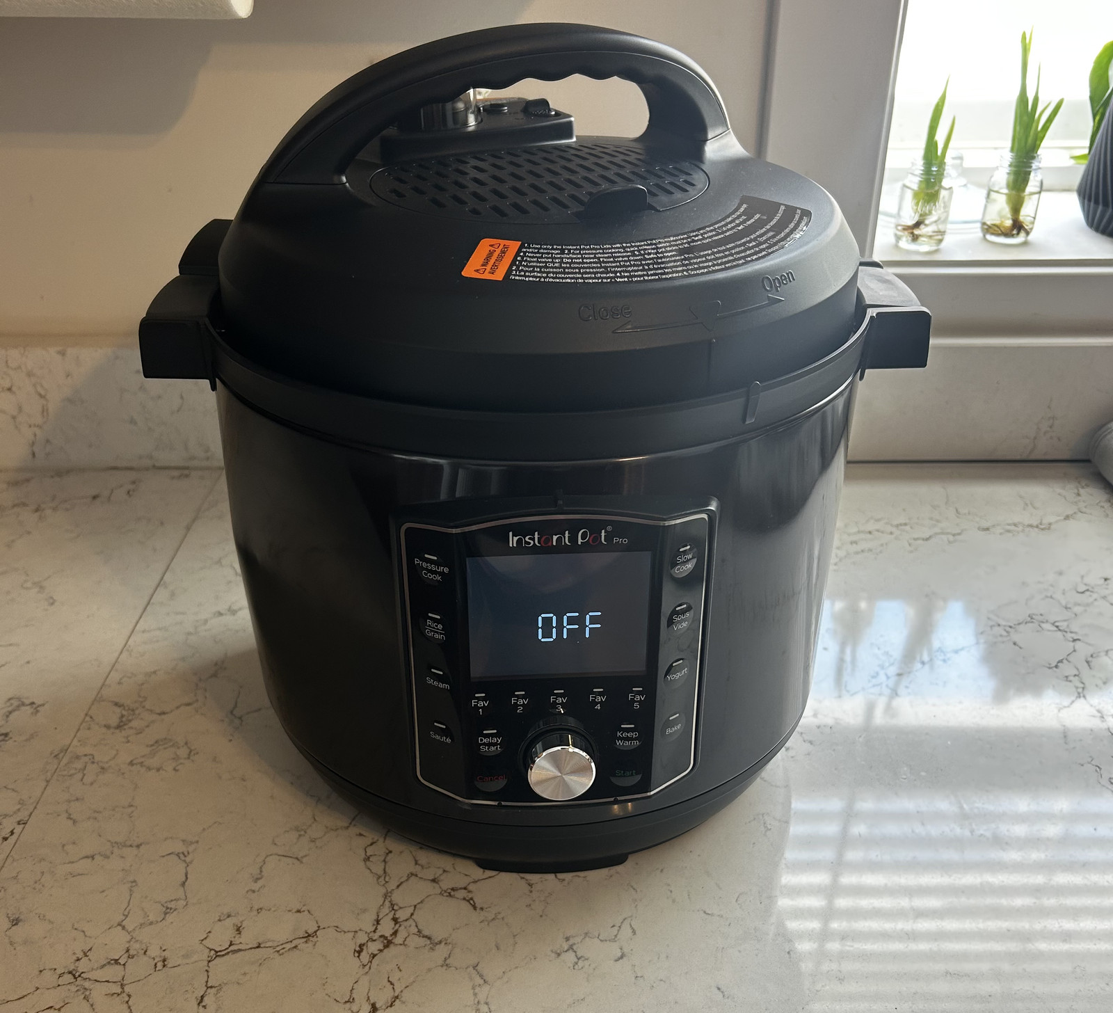 Instant Pot Pro (8 QT) Electric 10-in 1 Cooker - Black