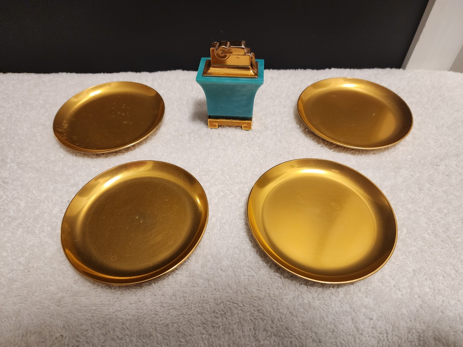 Pagoda Style W/ 4 Ashtrays