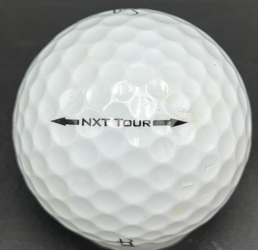 Pelota de golf marrón con logotipo de Edwards (1) Titleist NXT Tour usada Foto 4 de 4