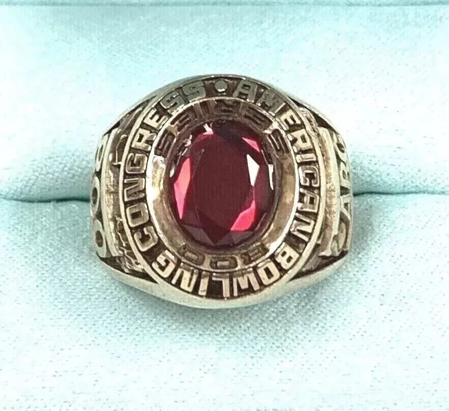 Anillo de Congreso Americano de Bolos Creado en Laboratorio Ovalado de 3 quilates Chapado en Oro Amarillo de 14K Foto 2 de 4