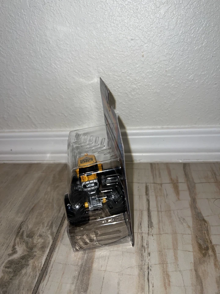 2025 SPINMASTER MONSTER JAM JCB DIGATRON Series 41 1/64 scale - Image 3 of 4