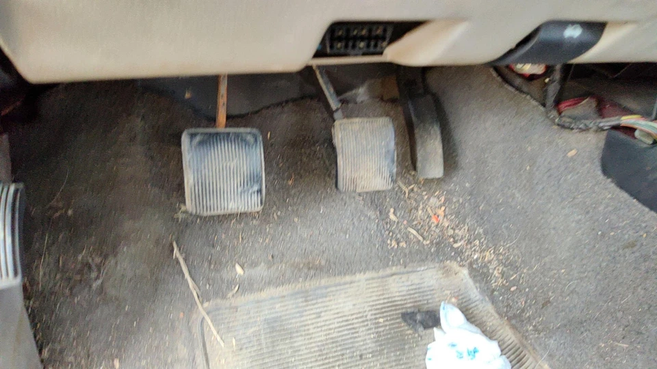 Mazda B2500 1999 conjunto completo de embrague y pedal de freno OEM Foto 3 de 4