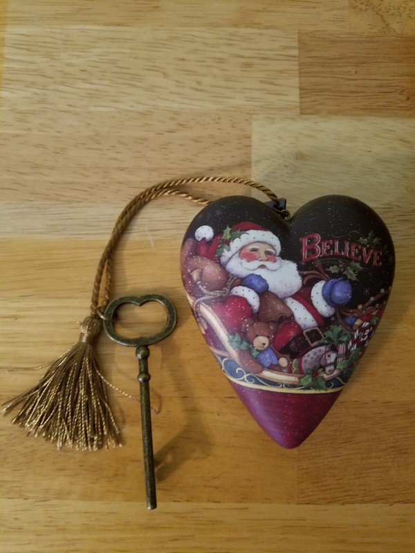 SUSAN WINGET ART HEART SANTA CLAUS BELIEVE SCENE HEART SHAPED ORNAMENT W/KEY