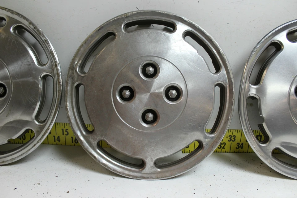 Tampas de cubo usadas OEM Mopar 14" 1984-1985 Dodge Daytona (2871) - Imagem 3 de 4