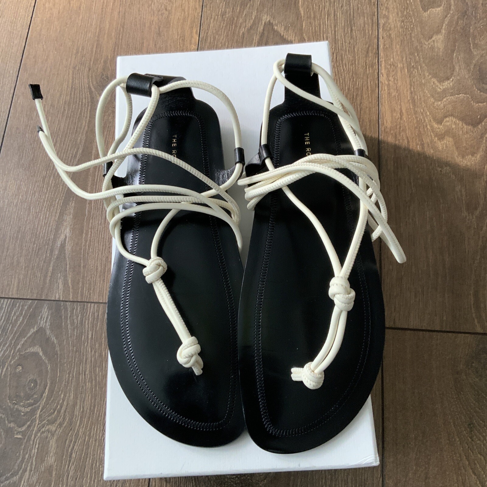 FILA Sandali THE ROW Nodo in pelle metallica cinturino avvolgente