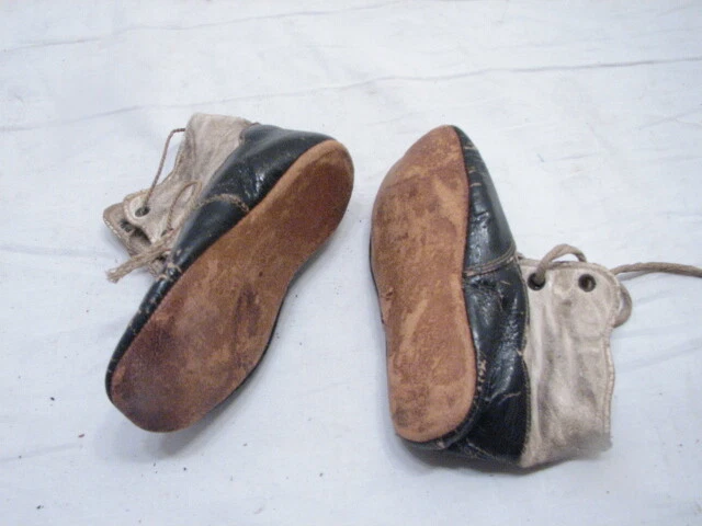 Antiguo par de zapatos de botas de bebé de cuero victoriano con cordones ornamentados Foto 3 de 3