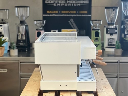 3 GROUP LA MARZOCCO LINEA CLASSIC AV ESPRESSO COMMERCIAL COFFEE MACHINE - WHITE - Picture 5 of 8