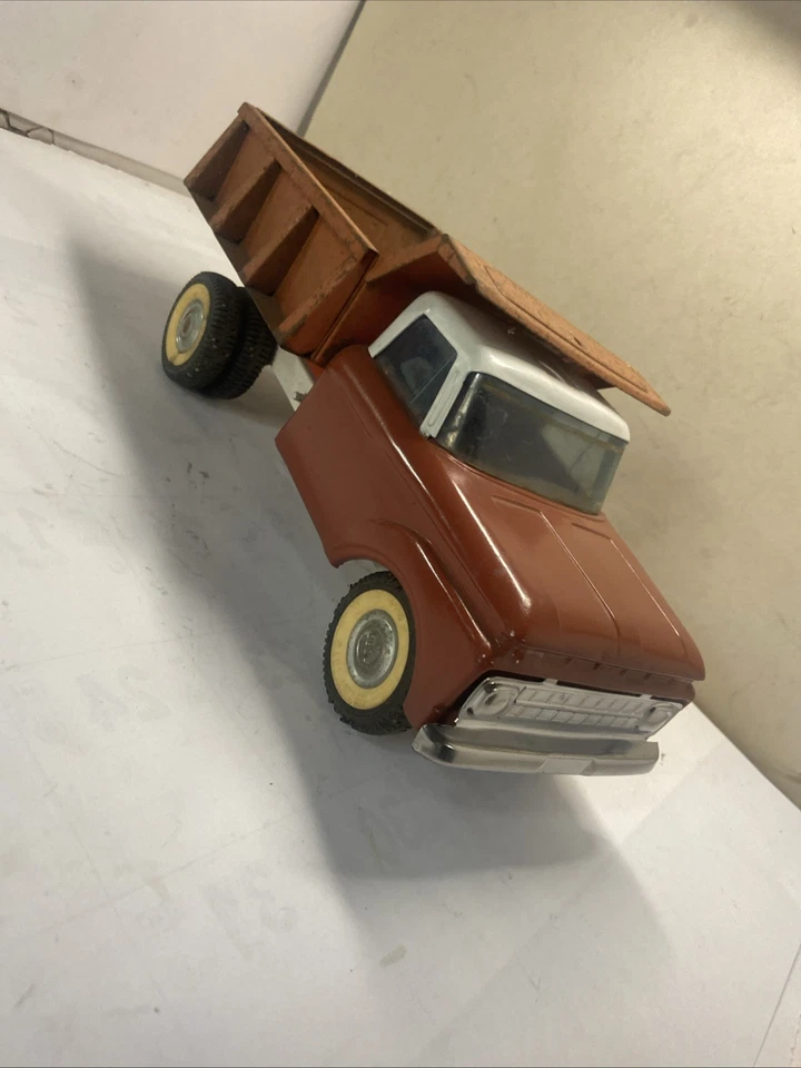 RARE Vintage early 1960's NYLINT Ford Hydraulic Dump Truck | Red | White | 6100 - Image 4 of 4