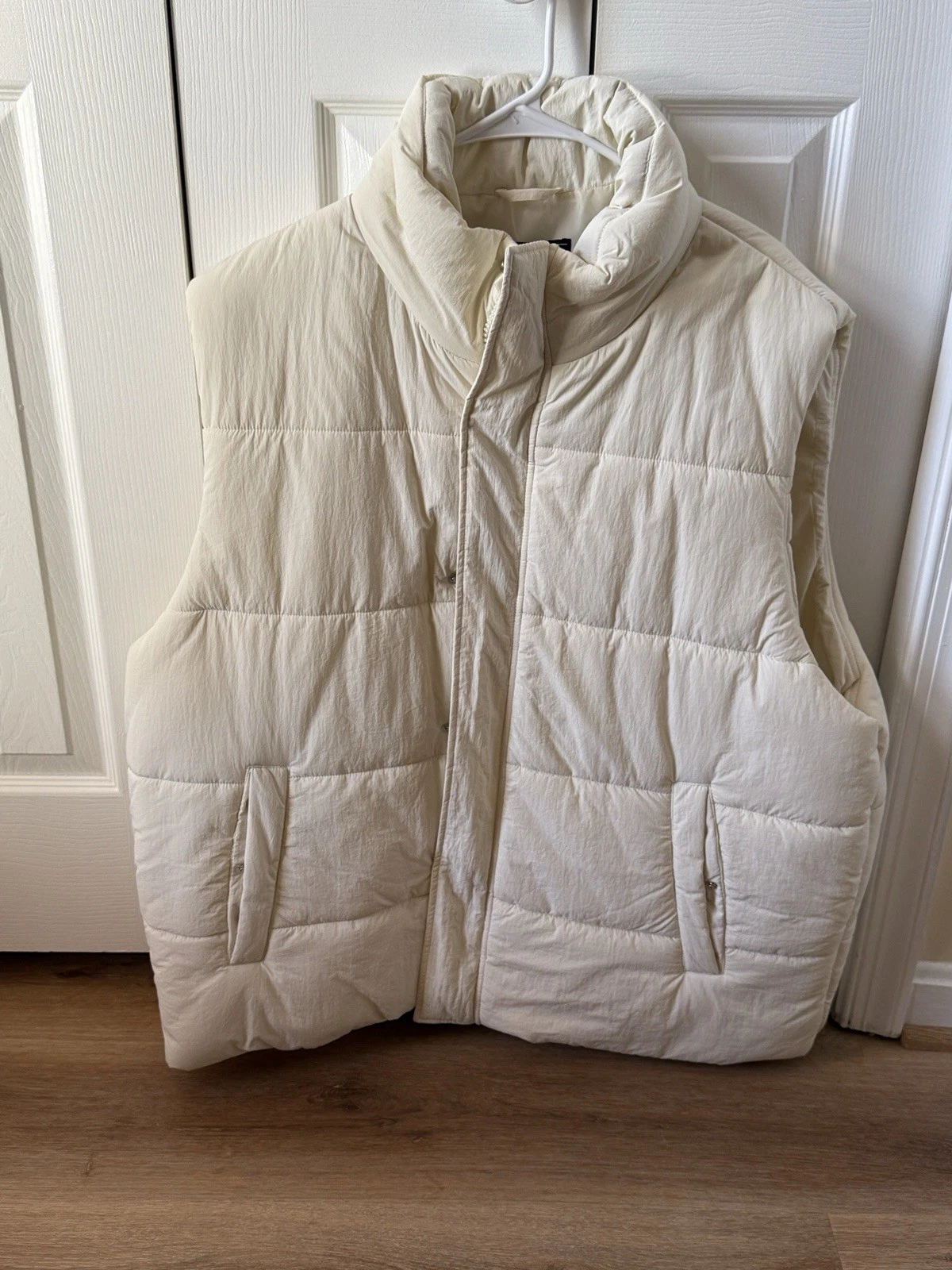 Forever 21 Men’s 2XL Beige Quilted Puffer Vest Pockets Zip/Snap Stand - product detail image 3