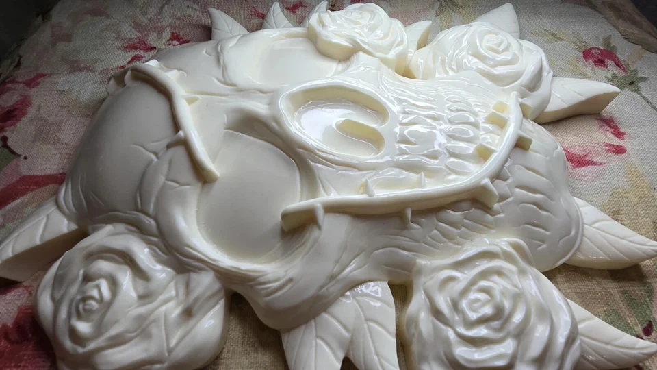 ¡Nuevo! Rosa Nera - Calavera masiva con rosas y espinas Foto 2 de 4