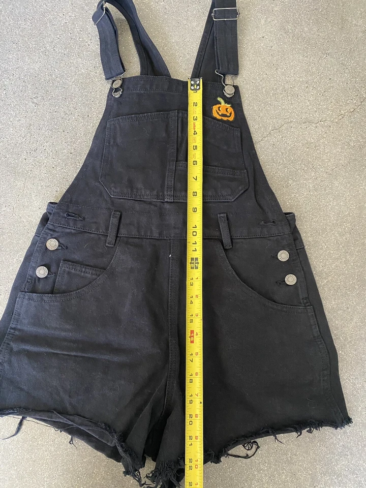 Macacão curto Brandy Melville J. Galt preto com adesivos de Halloween tamanho P - Imagem 2 de 4