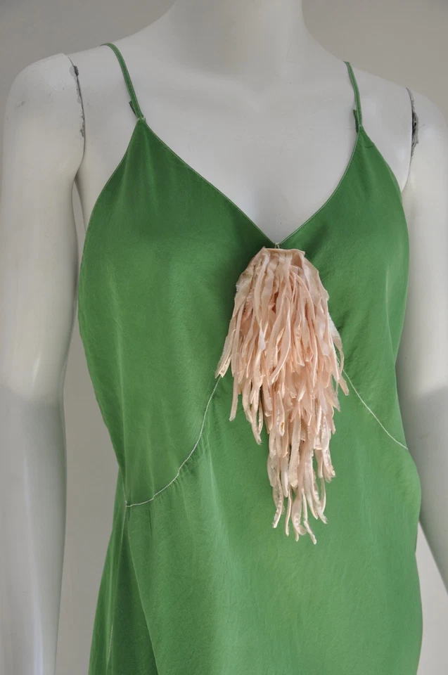 Vestido sin mangas vintage de seda verde manzana de los años 30 apliques de flecos rosa M/L Foto 3 de 4