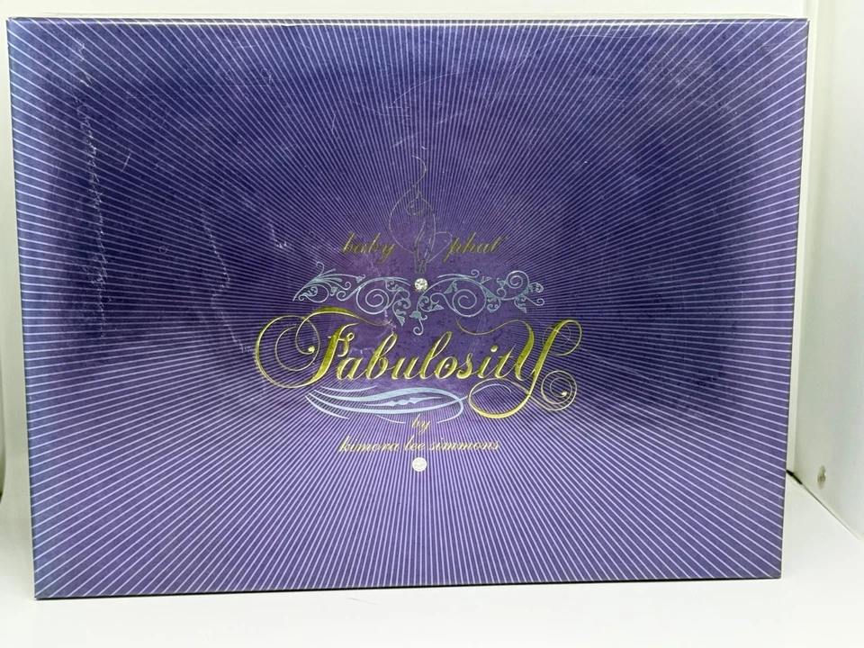 JUEGO DE REGALO FABULOSITY BABY PHAT 3 PIEZAS: 3,4 EDT Spray, 2,5 Loción, 2,5 Gel de Ducha Foto 3 de 3