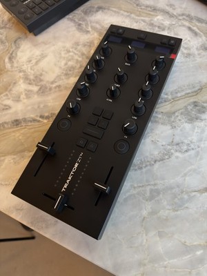 Native Instruments Traktor Z1 MK2 Compact DJ Mixer Controller und Soundkarte