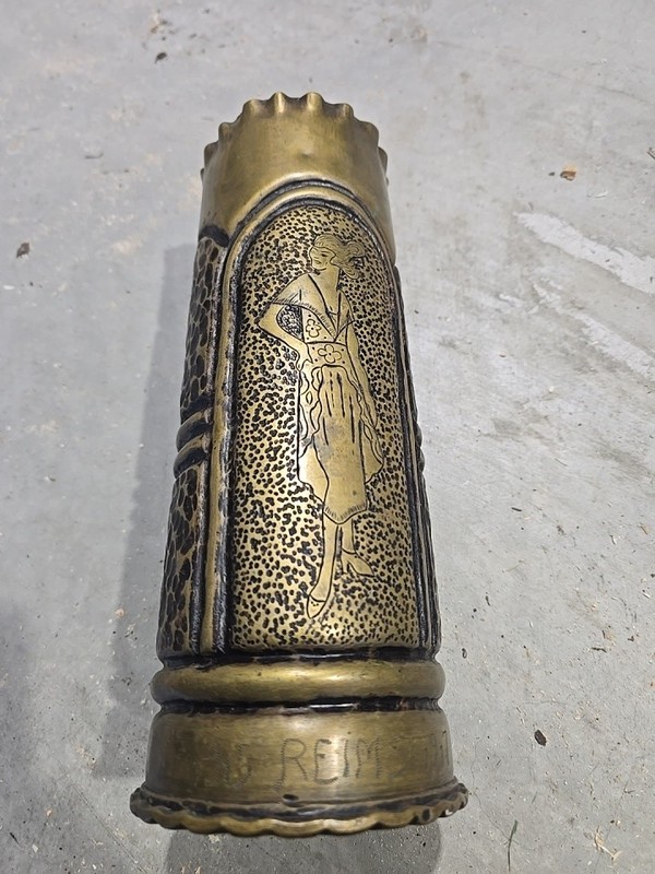 World War I British heavy brassartillery shell casing produced in 1916