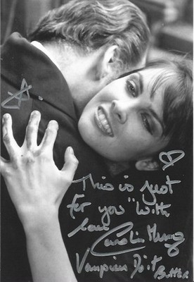 Caroline Munro persönlich signiertes 6'' x 4'' Foto - Dracula A.D. 1972 #58 - EXKLUSIV