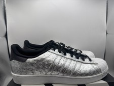 Zapatillas Adidas Superstar cuentan con un llamativo acabado plateado metálico con un textu