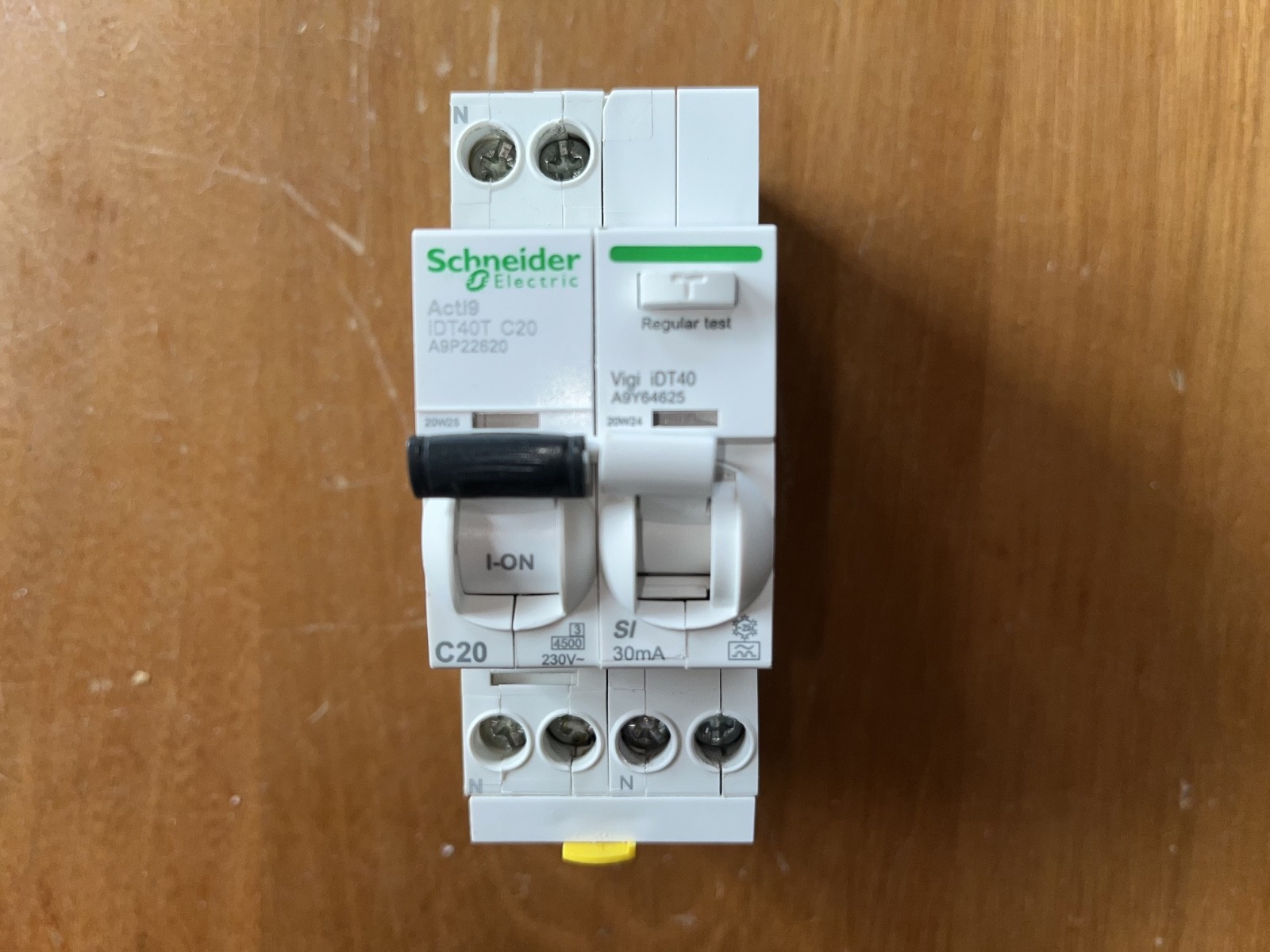 Disjoncteur différentiel 20A Schneider A9P22620 type SI 30mA - 3