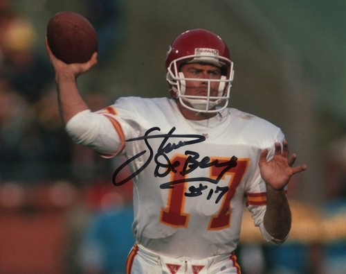 STEVE DEBERG Signed 8x10 NFL KANSAS CITY CHIEFS Photo w/ Hologram COA - 第 1/2 張圖片