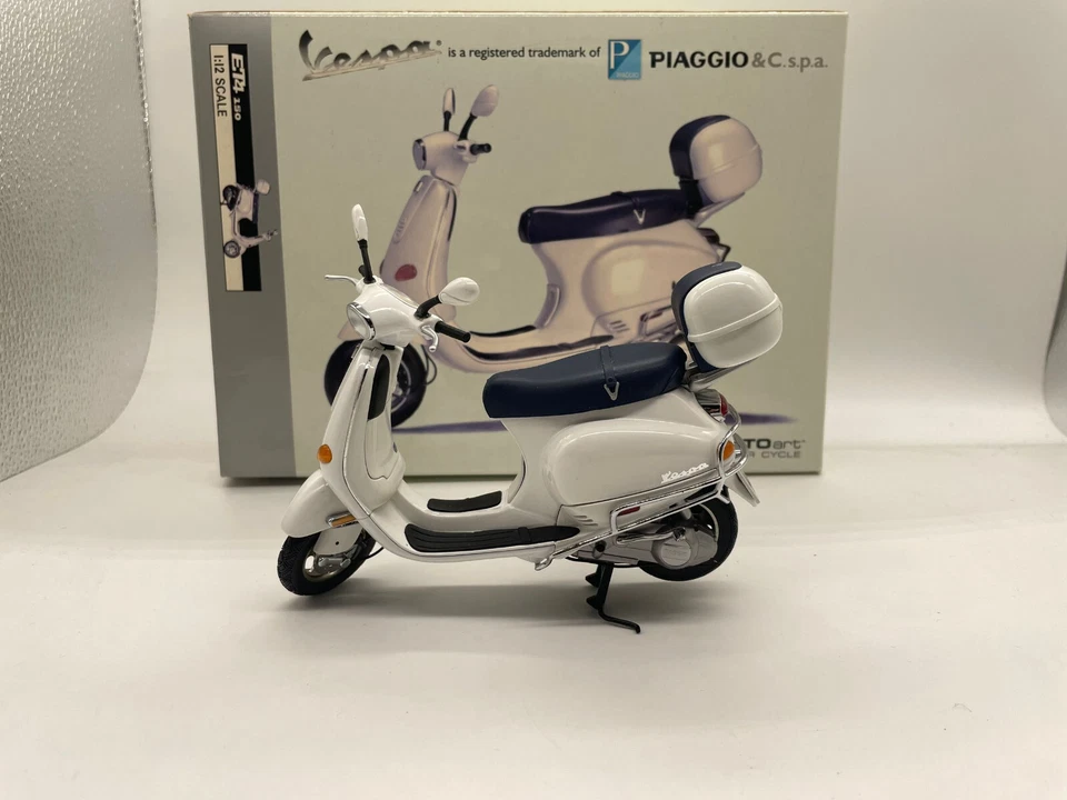 Autoart Vespa ET4 150 Scooter Piaggio 1:12 Scale Die-Cast Model Bike - Image 2 of 4