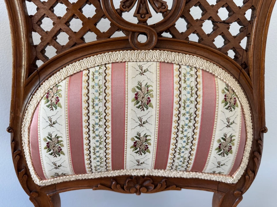 PAR ANTIGO DE CADEIRAS LATERAIS VITORIANAS DE NOGUEIRA COM COSTAS ESCULPIDAS - Imagem 4 de 4