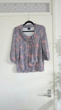 K-Design Bluse geometrisches Muster Muschi Schleife - Gr&ouml;&szlig;e 4-6 (abstrakt marineblau, rot & wei&szlig;