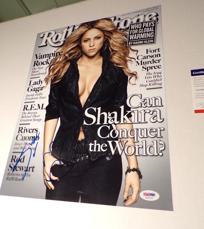 Shakira signed 11 X 14 potograph of rolling stone mag 2009 PSA / DNA certified