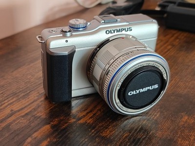 Olympus E-PL1 silber + 14-42mm - nur 590 Auslösungen