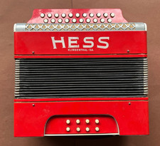 Alt Akkordeon Hess Klingenthal SA. Rot 30x28cm Musikinstrumet Sammler DekostückD