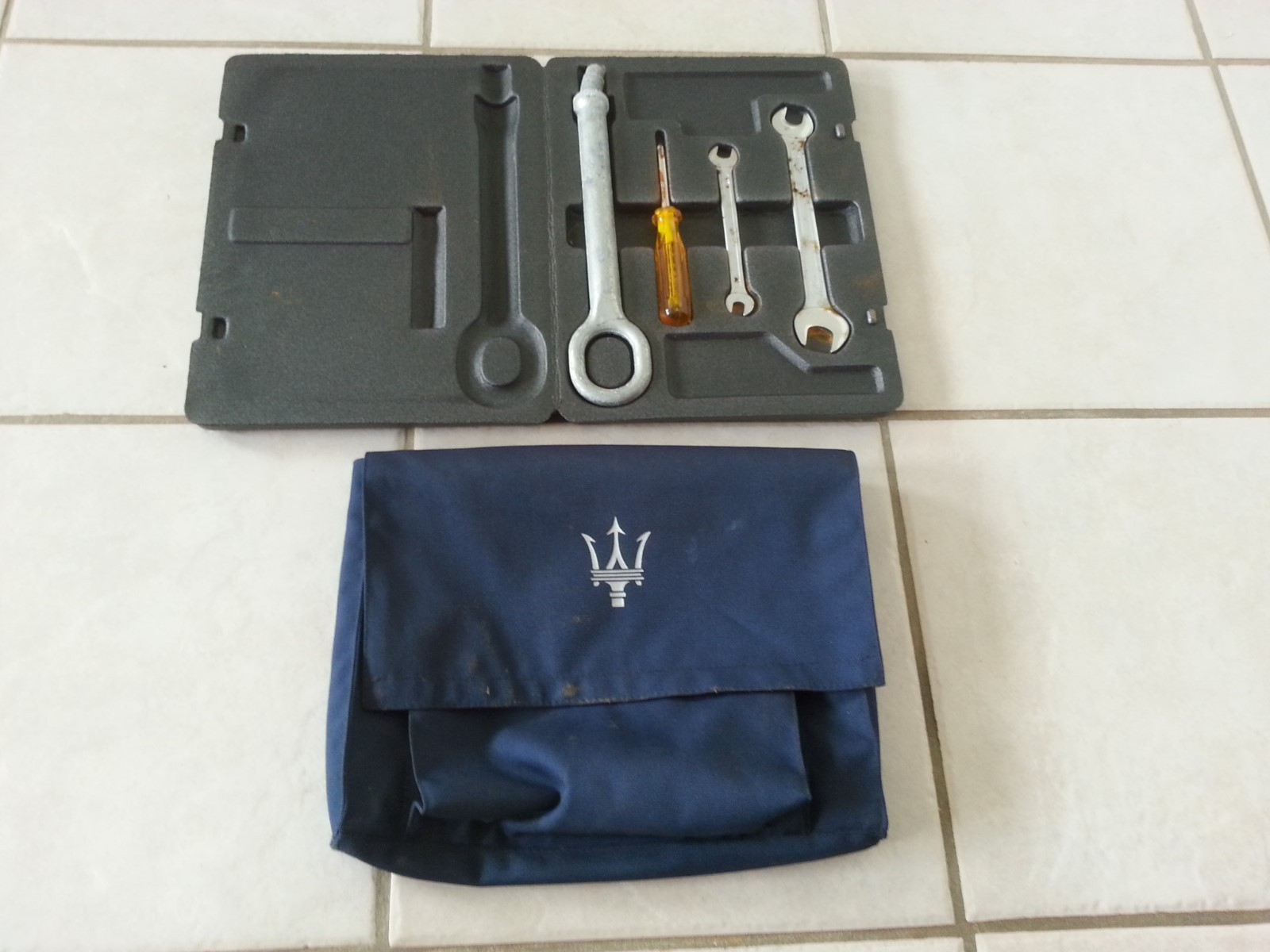 06 Maserati Quattroporte factory tools
