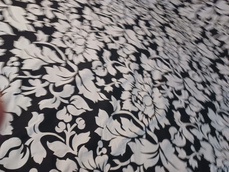 Jabara mantel rectangular mezcla floral blanco y negro 60" x 134" de colección Foto 2 de 4