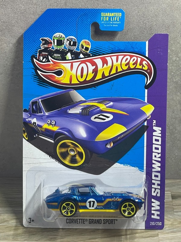 Hot Wheels - HW Showroom 2013 - Corvette Grand Sport #210/250 - in Protector