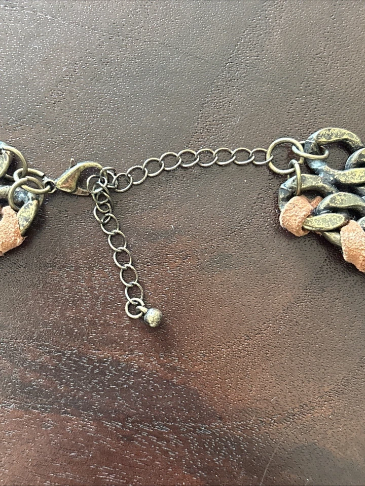 Collar llamativo marrón y blanco con gamuza, colgantes de flores y pedrería. Foto 4 de 4